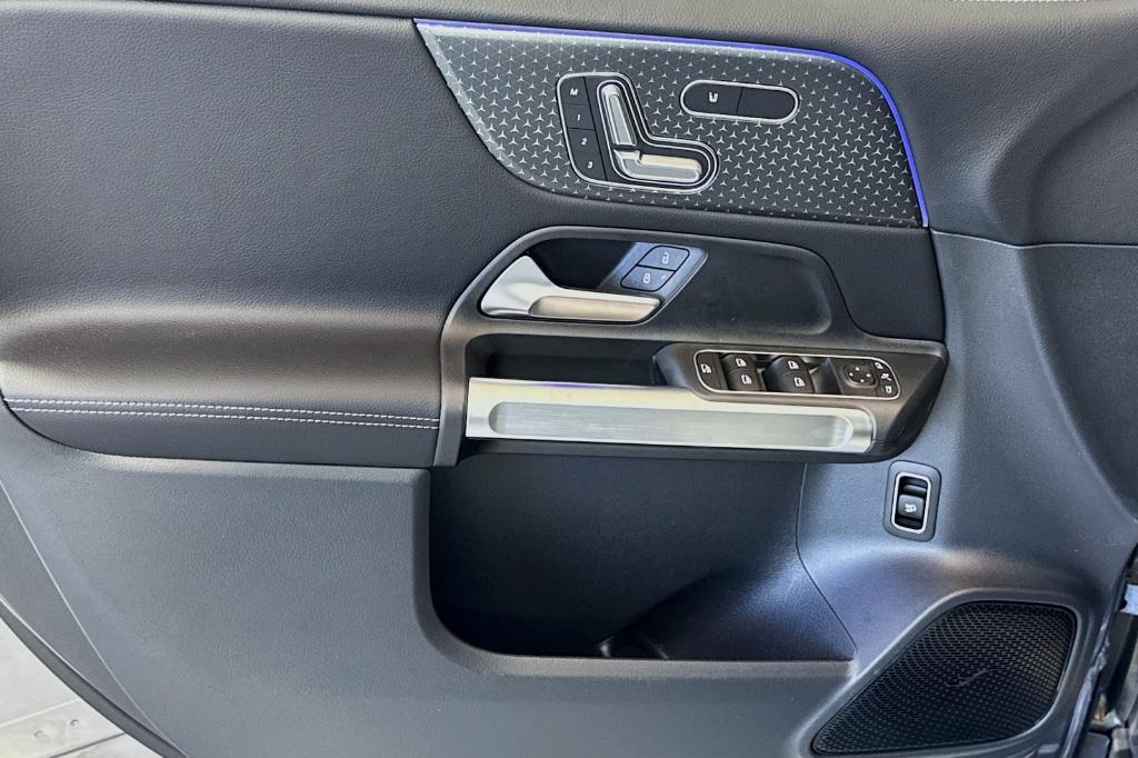 new 2025 Mercedes-Benz GLB 250 car, priced at $53,145