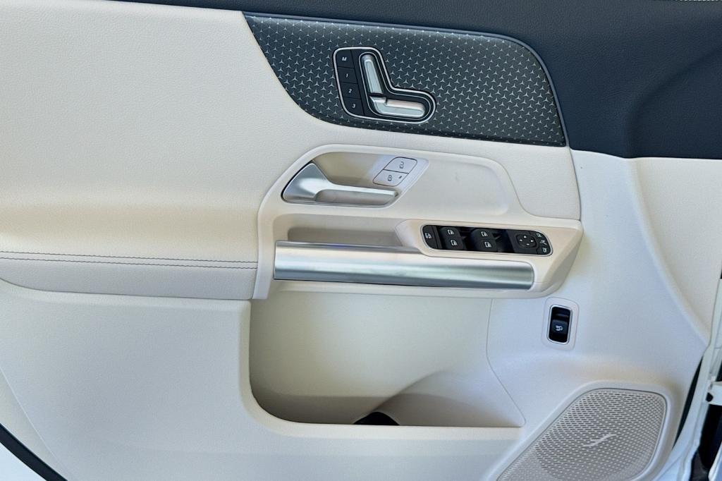 new 2025 Mercedes-Benz GLA 250 car, priced at $46,195