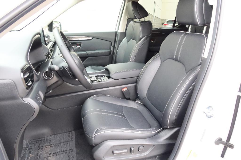 new 2025 Honda Pilot car, priced at $54,985