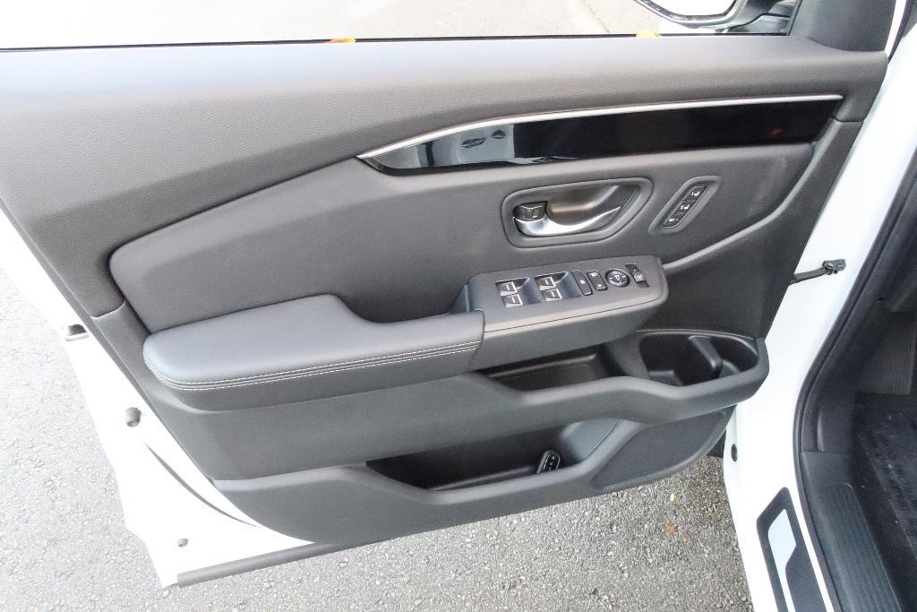 new 2025 Honda Pilot car, priced at $54,480