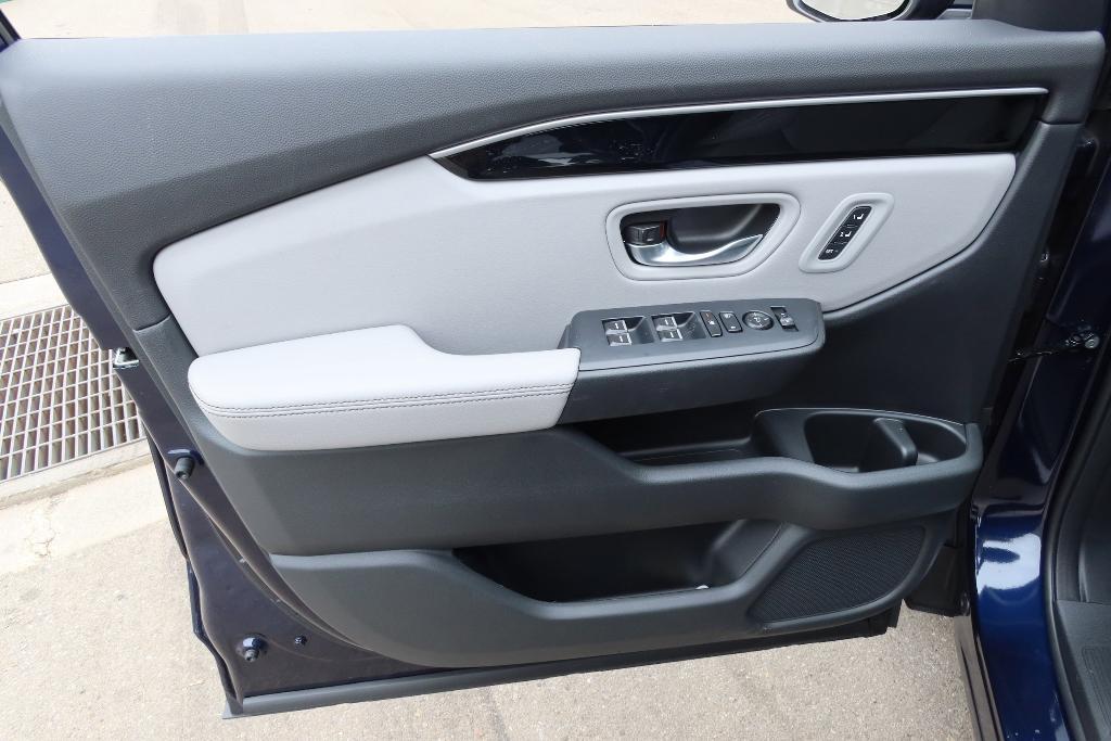 new 2025 Honda Pilot car, priced at $47,095