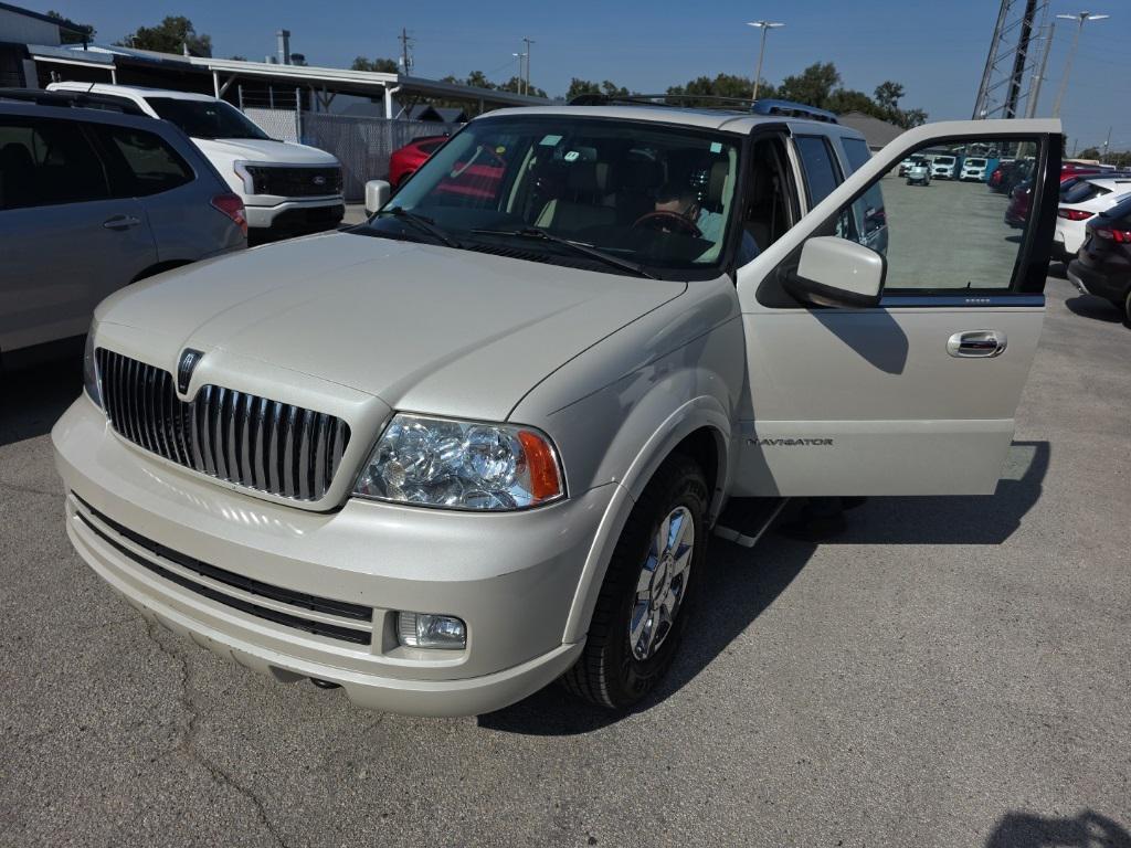 used 2006 Lincoln Navigator car, priced at $12,898