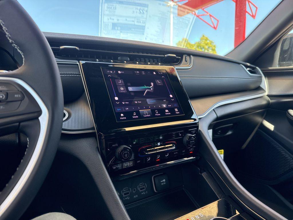 new 2025 Jeep Grand Cherokee car, priced at $45,620