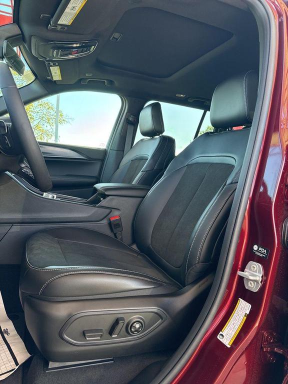 new 2025 Jeep Grand Cherokee car, priced at $46,120