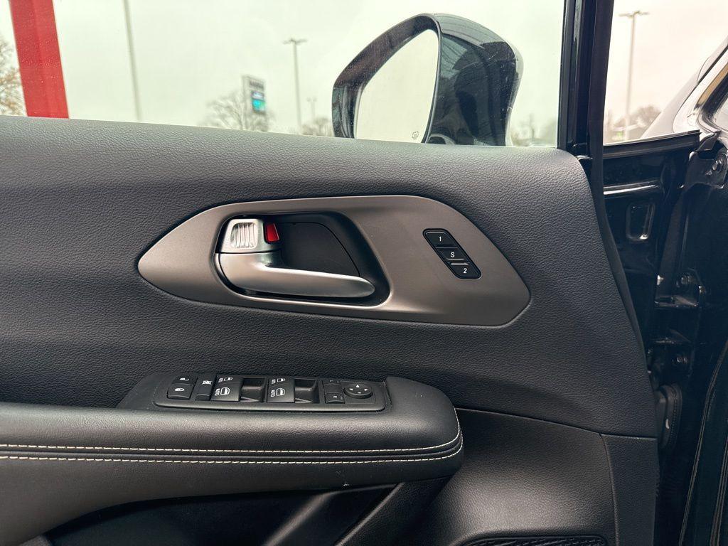 used 2025 Chrysler Pacifica car, priced at $31,697