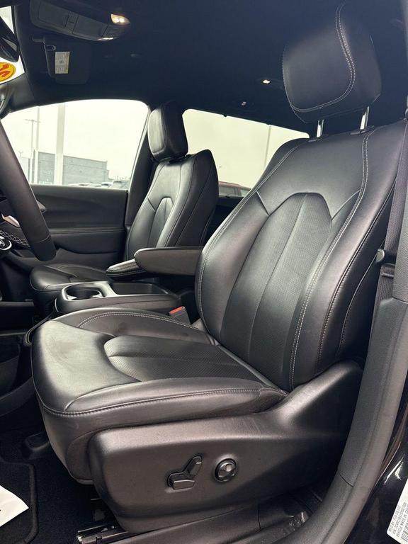 used 2025 Chrysler Pacifica car, priced at $31,697