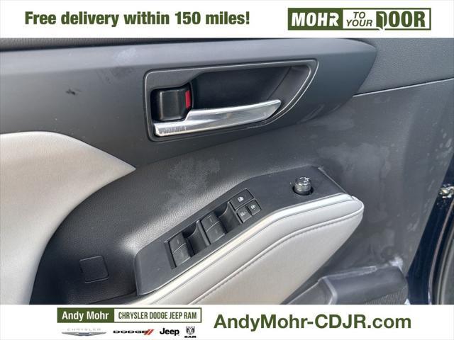 used 2022 Toyota Highlander car, priced at $37,900