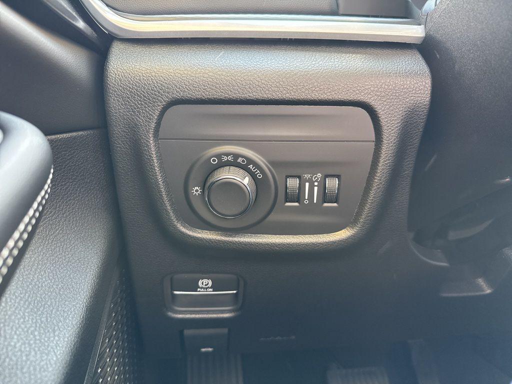 new 2025 Jeep Grand Cherokee car, priced at $41,344