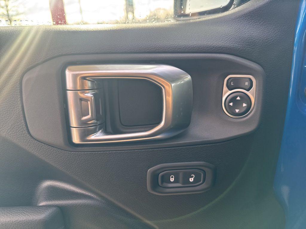 new 2025 Jeep Gladiator car, priced at $45,956