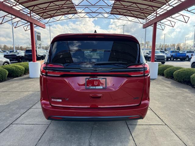 new 2024 Chrysler Pacifica car, priced at $44,662