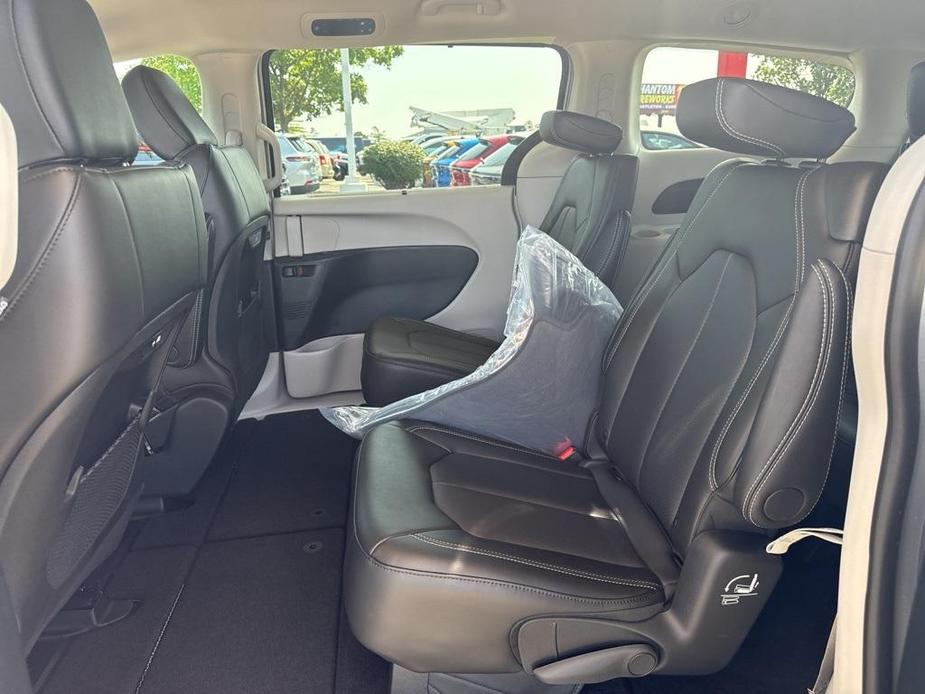 new 2024 Chrysler Pacifica car, priced at $37,237