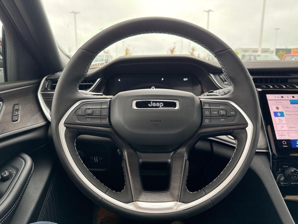 new 2025 Jeep Grand Cherokee car, priced at $50,180