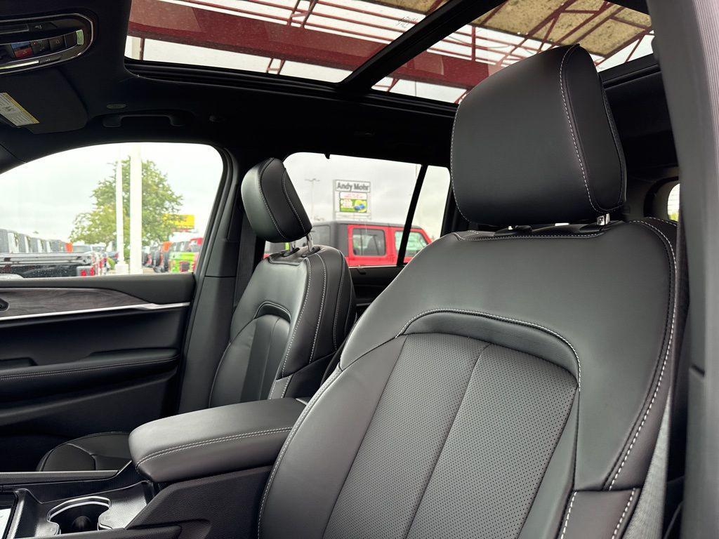 new 2025 Jeep Grand Cherokee car, priced at $50,180