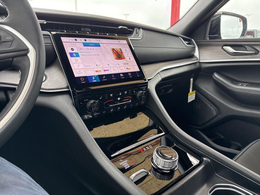 new 2025 Jeep Grand Cherokee car, priced at $50,180