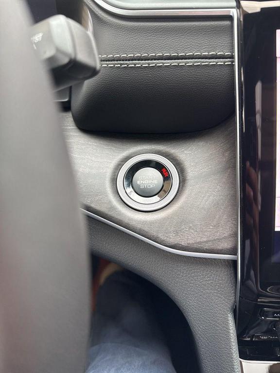 new 2025 Jeep Grand Cherokee car, priced at $50,180