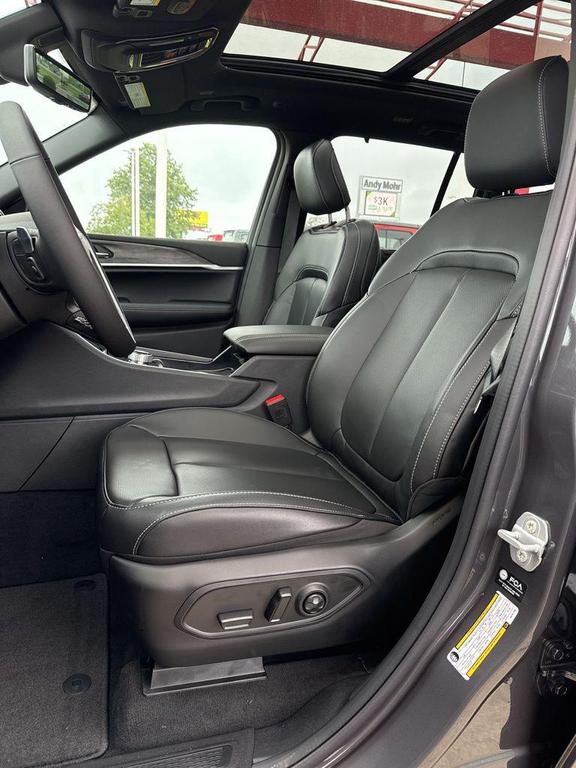 new 2025 Jeep Grand Cherokee car, priced at $50,180