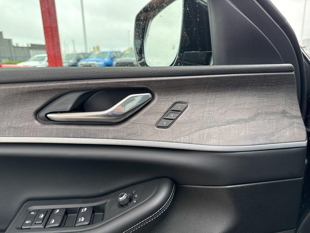 new 2025 Jeep Grand Cherokee car, priced at $50,180