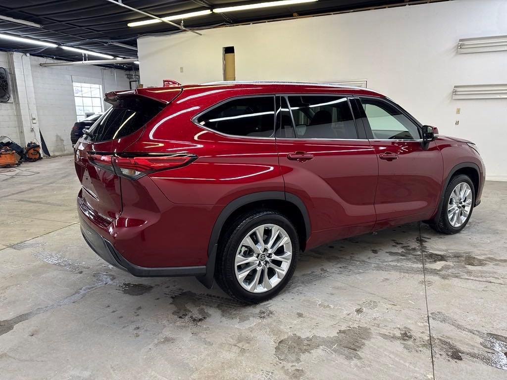 used 2022 Toyota Highlander car, priced at $39,180