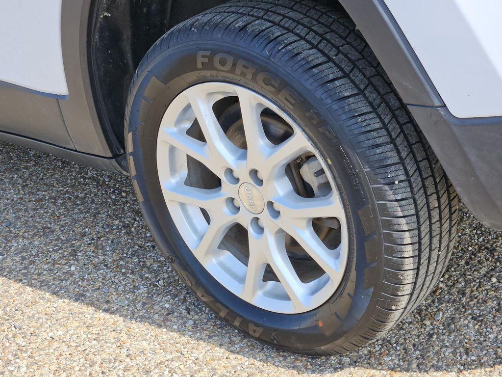 used 2015 Jeep Cherokee car, priced at $12,991