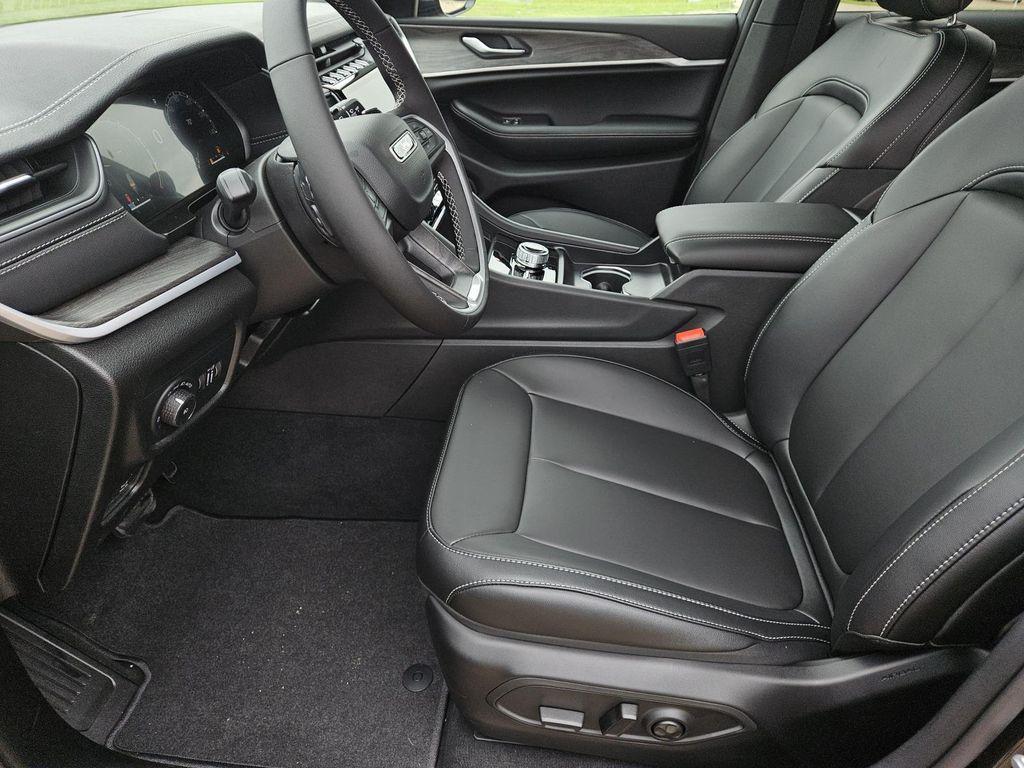 new 2025 Jeep Grand Cherokee car, priced at $48,401