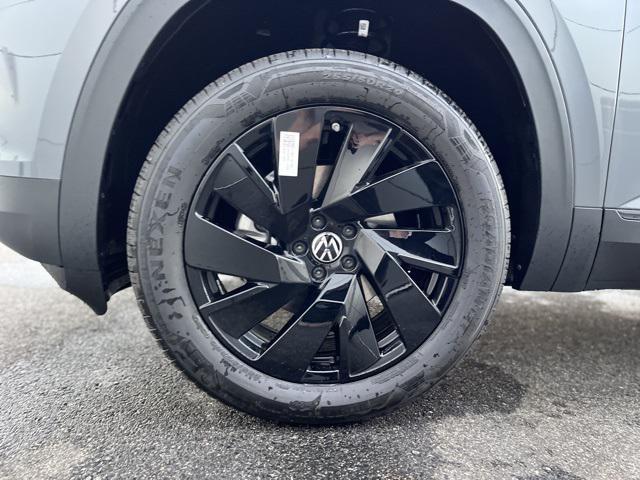 new 2025 Volkswagen Atlas car, priced at $43,301