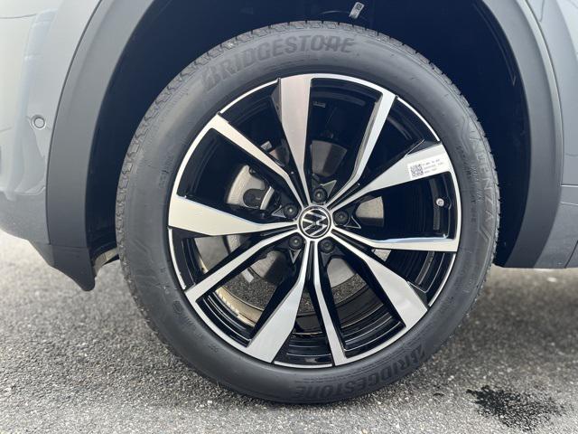 new 2025 Volkswagen Atlas car, priced at $50,121
