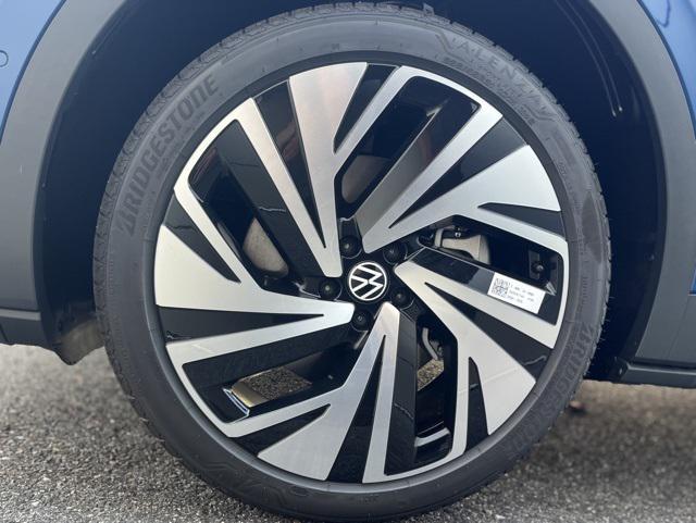 new 2025 Volkswagen ID.4 car, priced at $52,385
