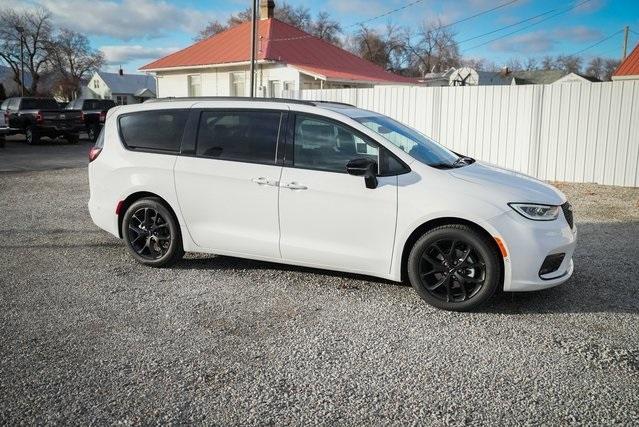 new 2024 Chrysler Pacifica car, priced at $50,011