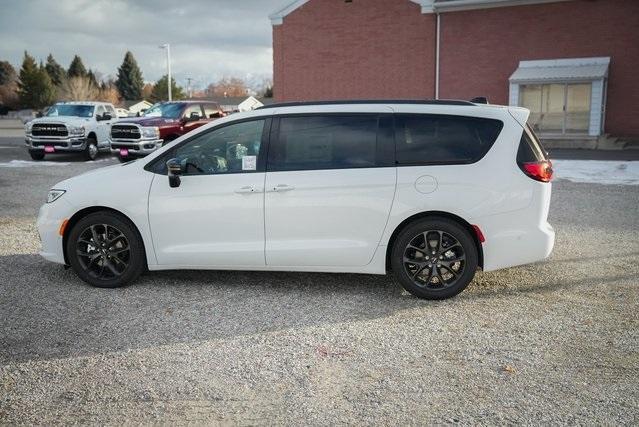 new 2024 Chrysler Pacifica car, priced at $50,011