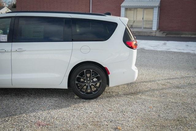 new 2024 Chrysler Pacifica car, priced at $50,011