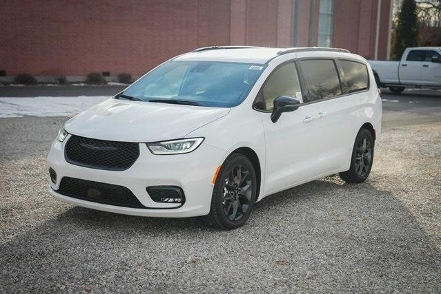 new 2024 Chrysler Pacifica car, priced at $50,011