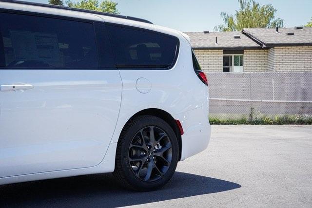 new 2024 Chrysler Pacifica car, priced at $50,108