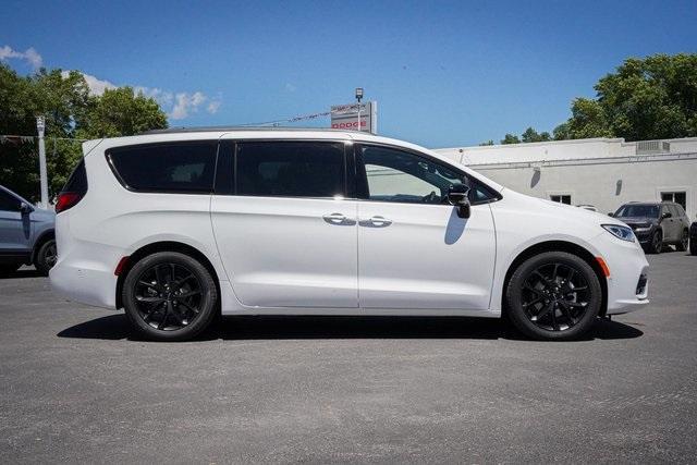 new 2024 Chrysler Pacifica car, priced at $50,108