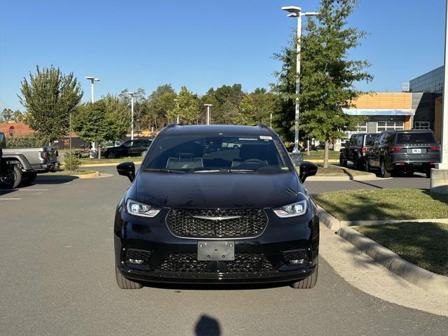 new 2025 Chrysler Pacifica car, priced at $47,673