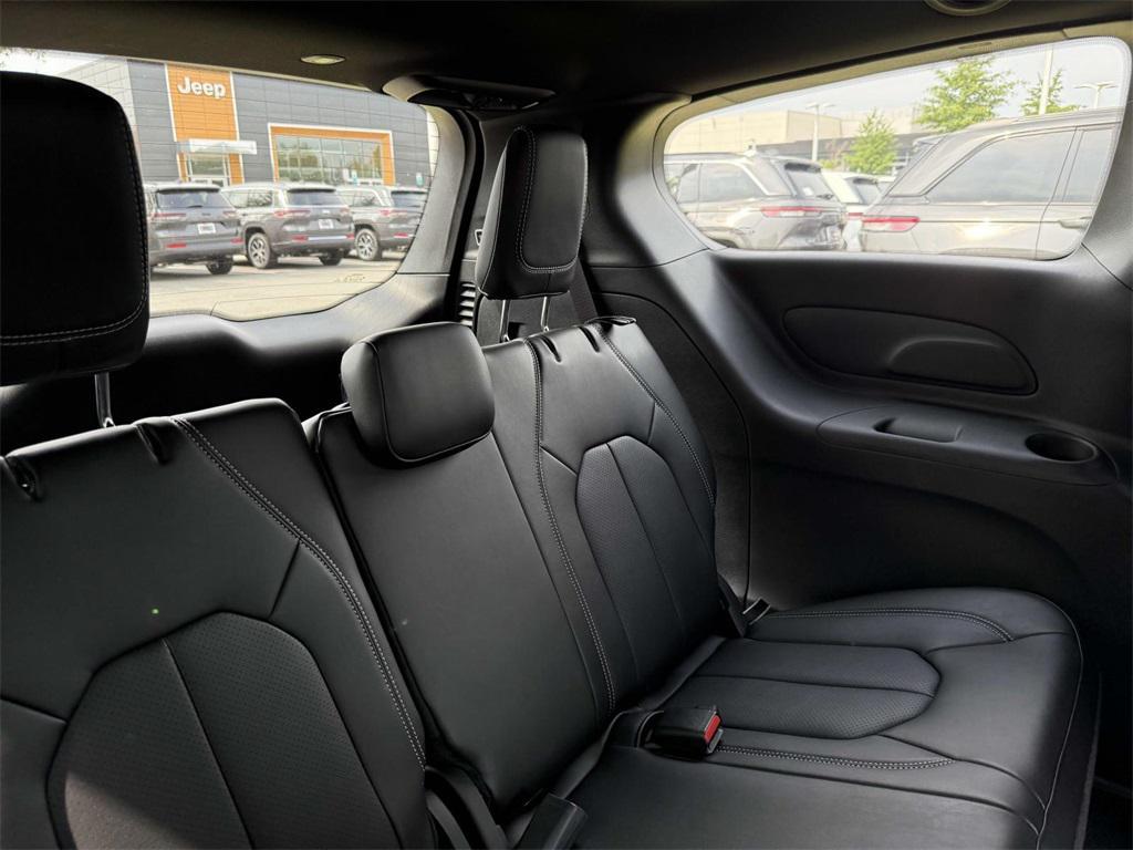 new 2025 Chrysler Pacifica car, priced at $39,377