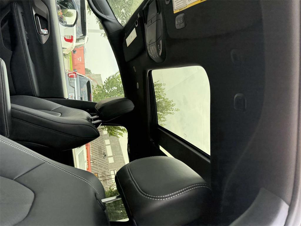 new 2025 Chrysler Pacifica car, priced at $39,377