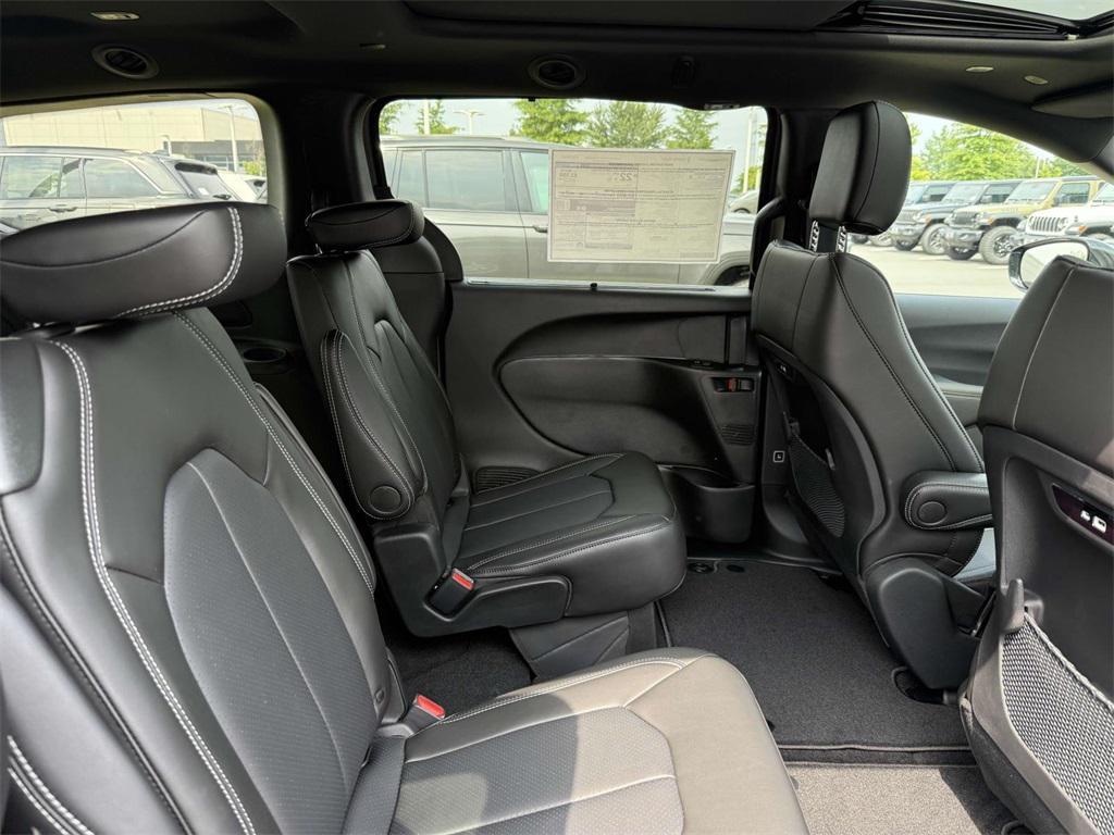 new 2025 Chrysler Pacifica car, priced at $39,377