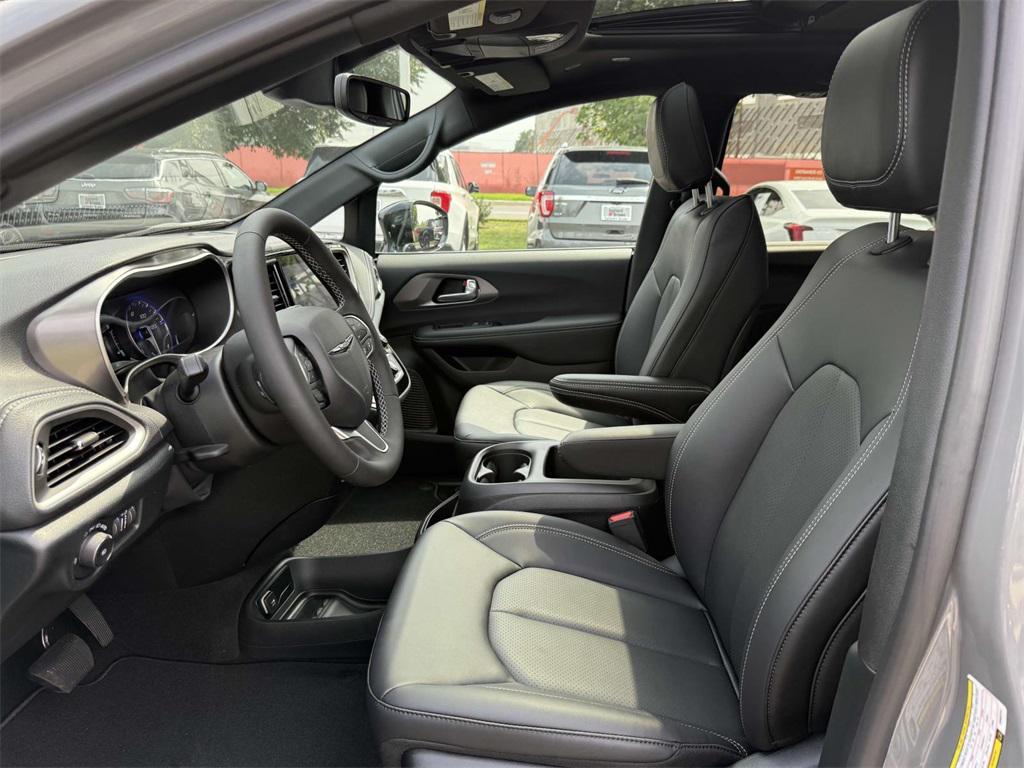 new 2025 Chrysler Pacifica car, priced at $39,377