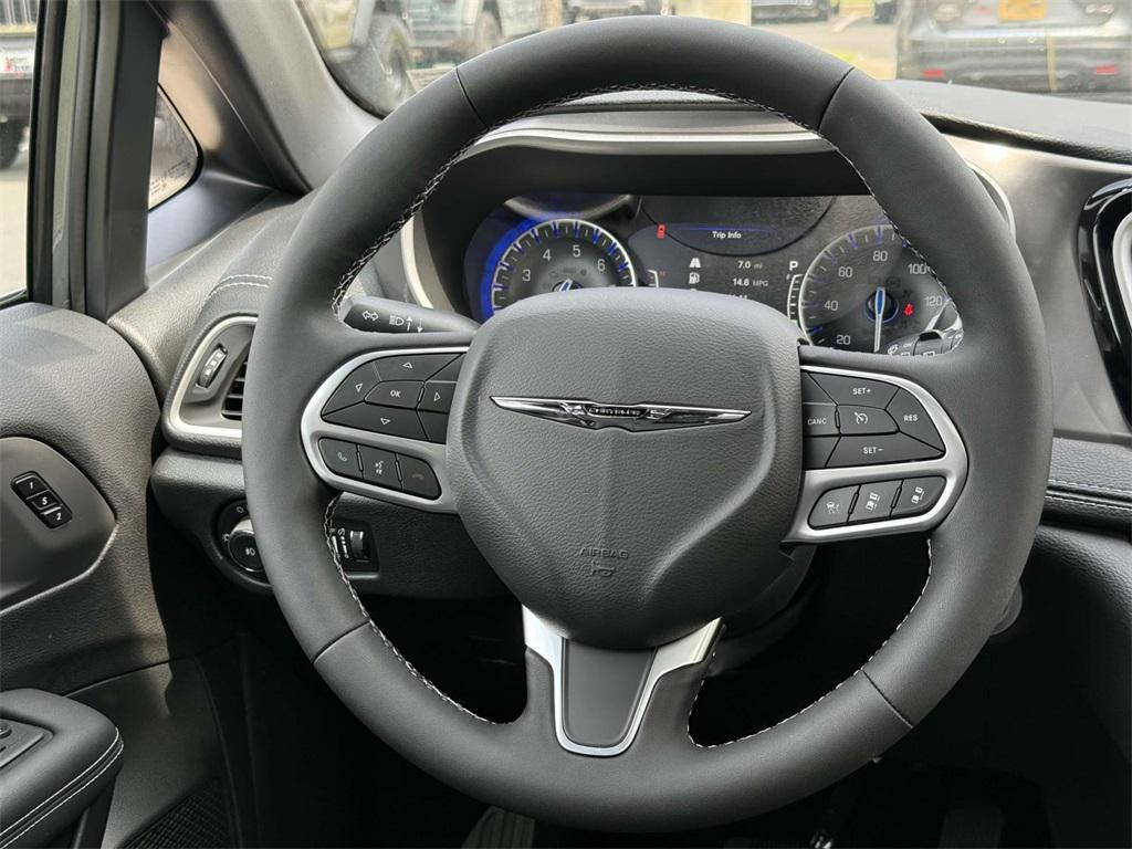 new 2025 Chrysler Pacifica car, priced at $39,377