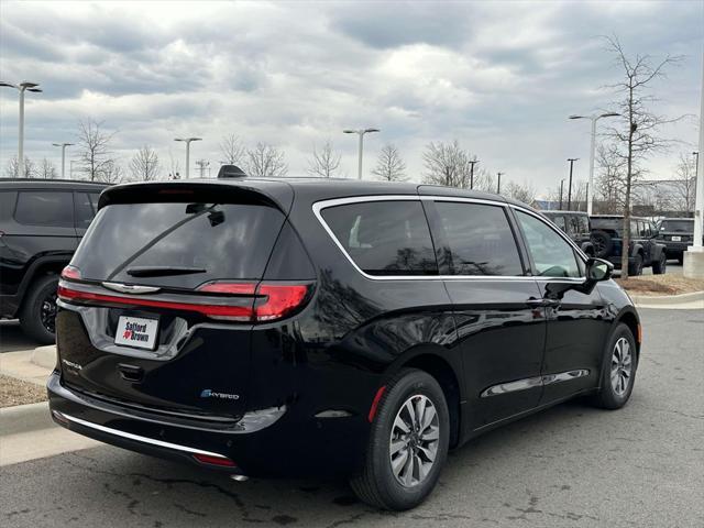 new 2025 Chrysler Pacifica Hybrid car, priced at $34,905