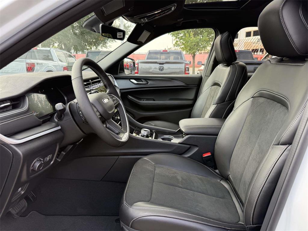 new 2025 Jeep Grand Cherokee car, priced at $40,295