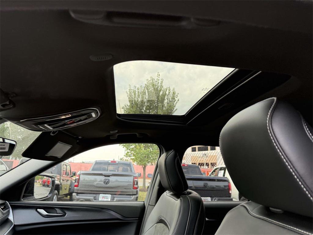 new 2025 Jeep Grand Cherokee car, priced at $40,295