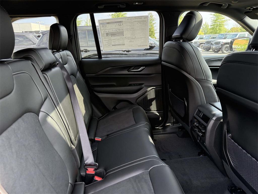 new 2025 Jeep Grand Cherokee car, priced at $40,295