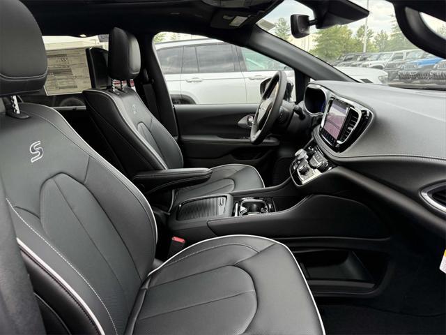 new 2025 Chrysler Pacifica car, priced at $47,571
