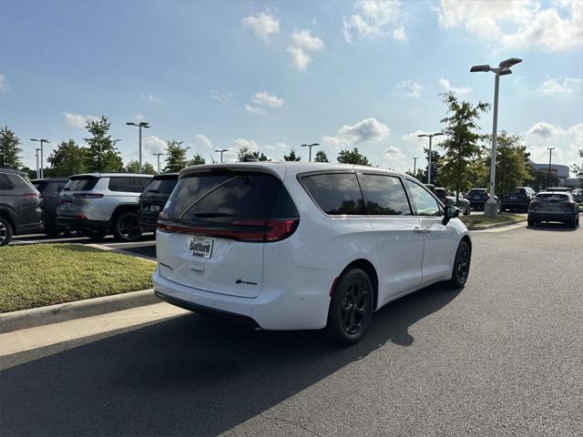 new 2024 Chrysler Pacifica Hybrid car, priced at $40,920