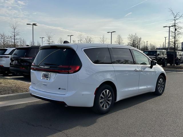 new 2025 Chrysler Pacifica Hybrid car, priced at $35,405