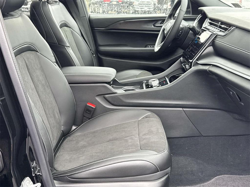 new 2025 Jeep Grand Cherokee car, priced at $38,807