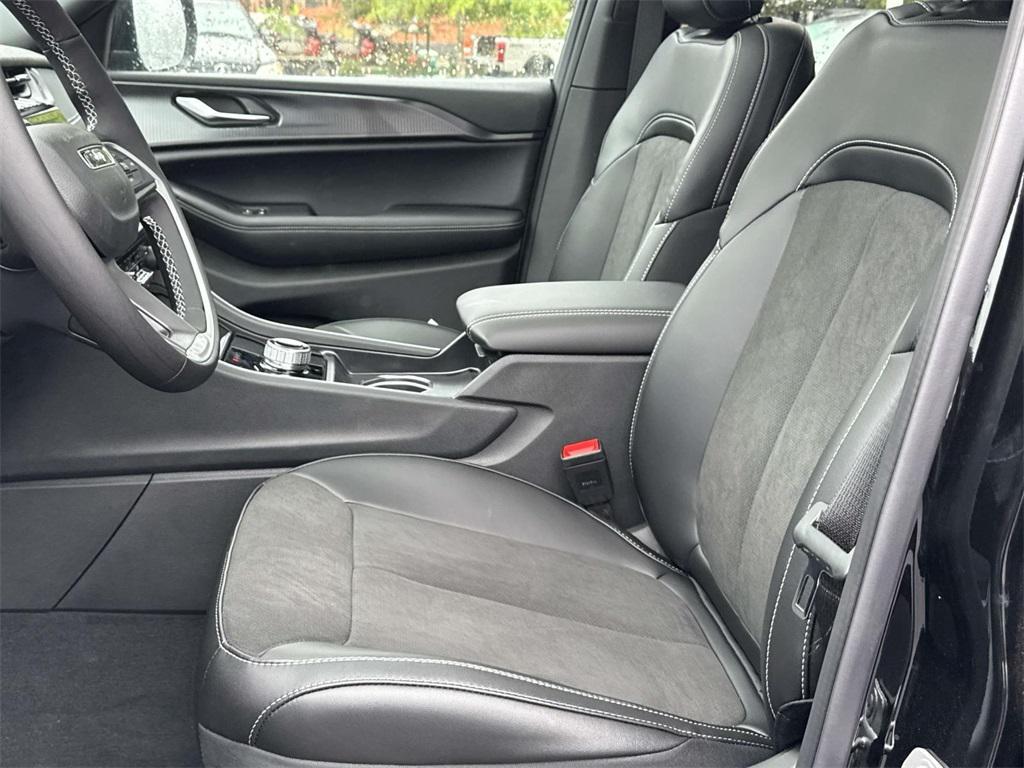 new 2025 Jeep Grand Cherokee car, priced at $38,807