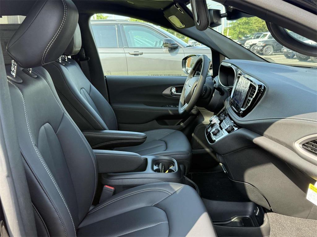 new 2025 Chrysler Pacifica car, priced at $40,486
