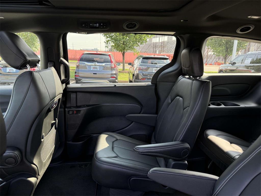 new 2025 Chrysler Pacifica car, priced at $40,486